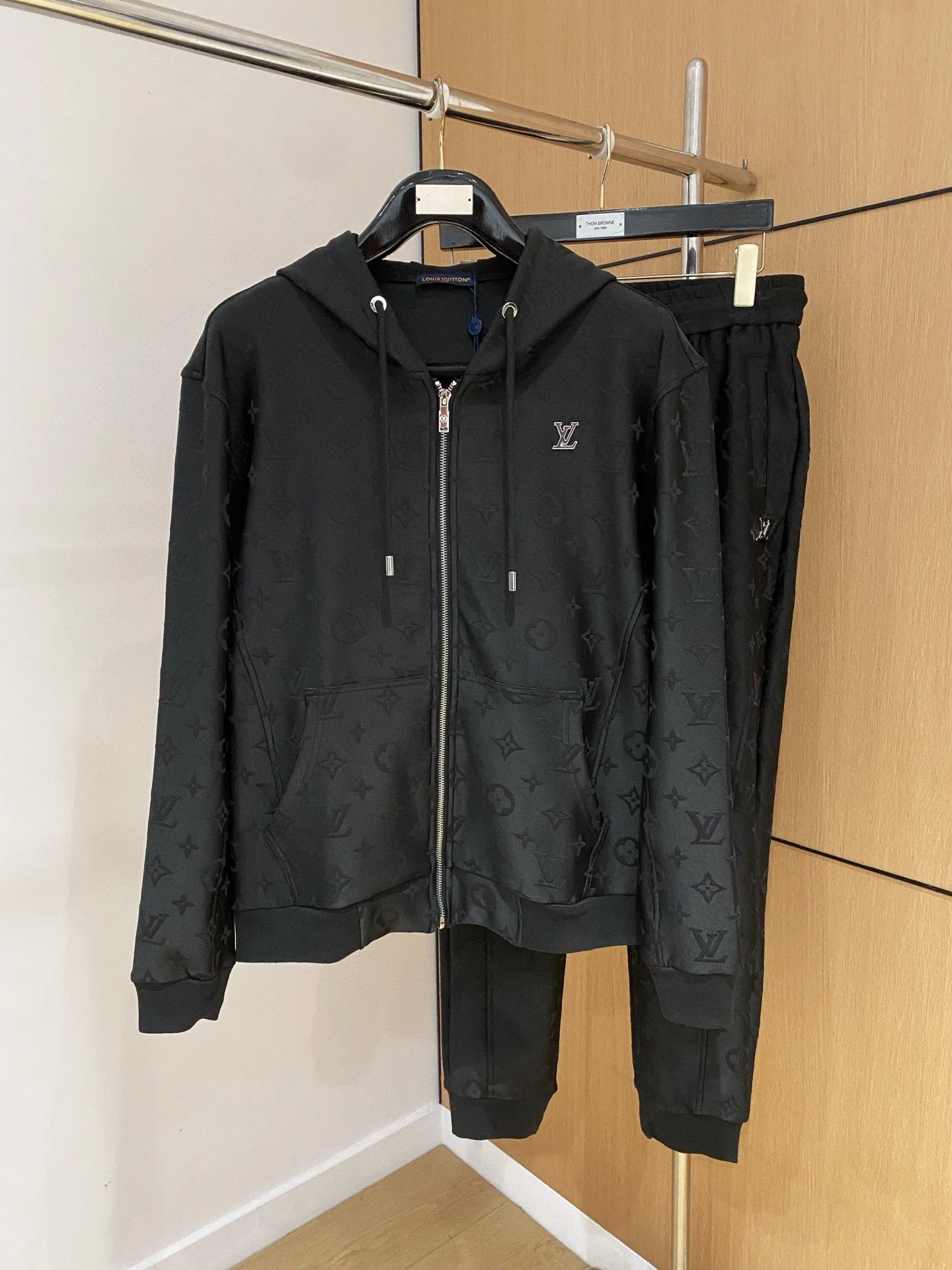 🅿️720 [LV Louis Vuitton] hot-selling suit is coming. Focus on the original version of the official website. 2025 new hot-selling cardigan and sweatshirt suit. The original order is the best. 🇭🇰The meticulous work of top designers. It has a fitting and perfect upper body effect. All-natural high-quality Tencel Roman cotton 100%, close-fitting comfort, noble and elegant! Original hardware embodies elegance and nobility! Counter size: M-3XL (maximum wear up to 190 pounds)